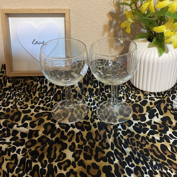 🔥 Great gift!🔥 New w Tags set of 2 clear stemmed wine glasses from Picker Place - Picture 1 of 10